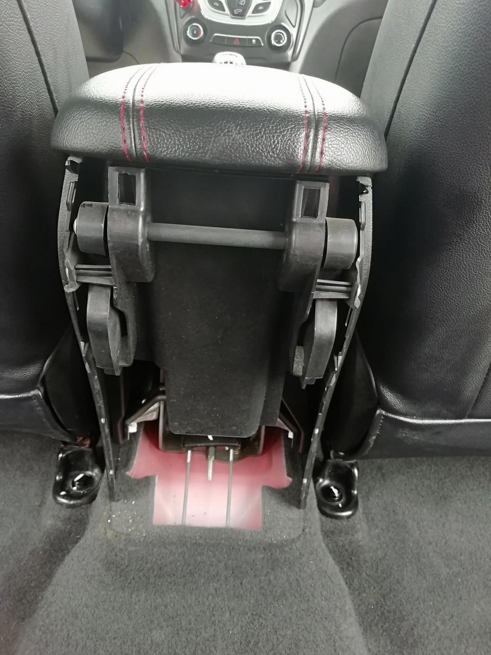 艾瑞泽5-请问各位车友 手扶箱后面者会板子裂开了
在哪能买到这块板子呢？#急急急#