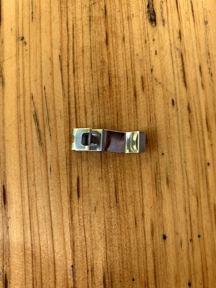奔驰gla amg-今天把驾驶座调到最大就发现掉了一个这个东西下来??找了半天也没发现是哪里掉出来的，各位车友有认识这个小东西是干什么用的？是不是安在座椅下面的！谢谢