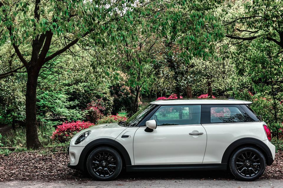 一台19年11月上牌，只跑两千公里的mini，和一台新车，价格相差三四万，给你你会怎么选？