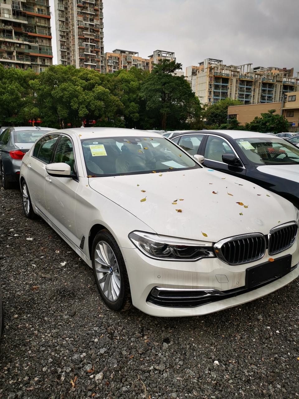 宝马5系phev-车友们，今天去仓库看了一下，2020款升级里程版95km，发现没有应急充电器，销售说的升级里程版取消了？？？你们的是这样吗？？？