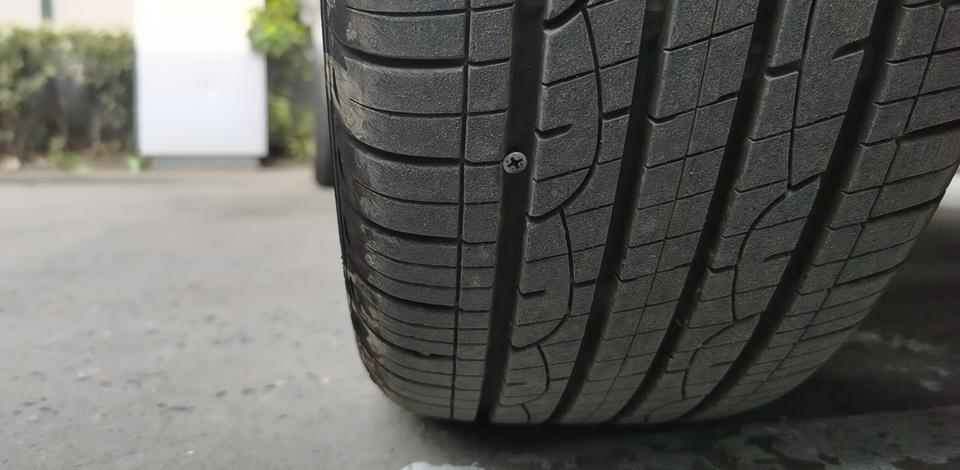 智跑-铁子们这种钉是不是人为拧上去的，今天发现轮胎上有个钉，停的是一个饭店门口的公共停车位上，饭店老是自己占用不让别人停。有没有大佬帮我分析下，螺纹钉