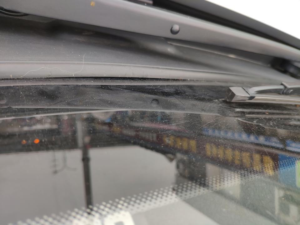荣威i5-前挡玻璃下边有点开口下雨的时候会不会漏雨啊