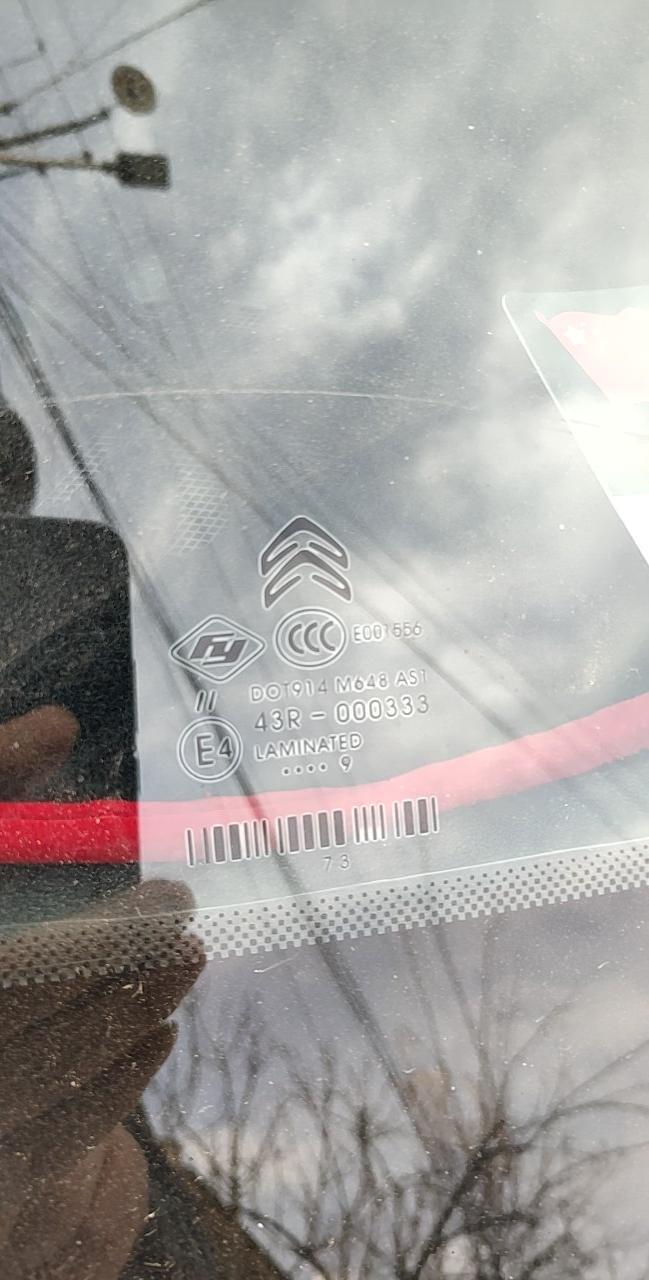 C4世嘉，4S给换的前挡，这是原厂的吗？求鉴定
