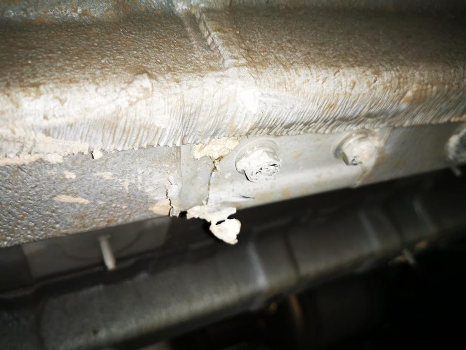 锐程cc-汽车底盘被马路牙子给挂成这样了，这个地方是凹陷了还是原本就是这样的，问题大不大。需要维修吗