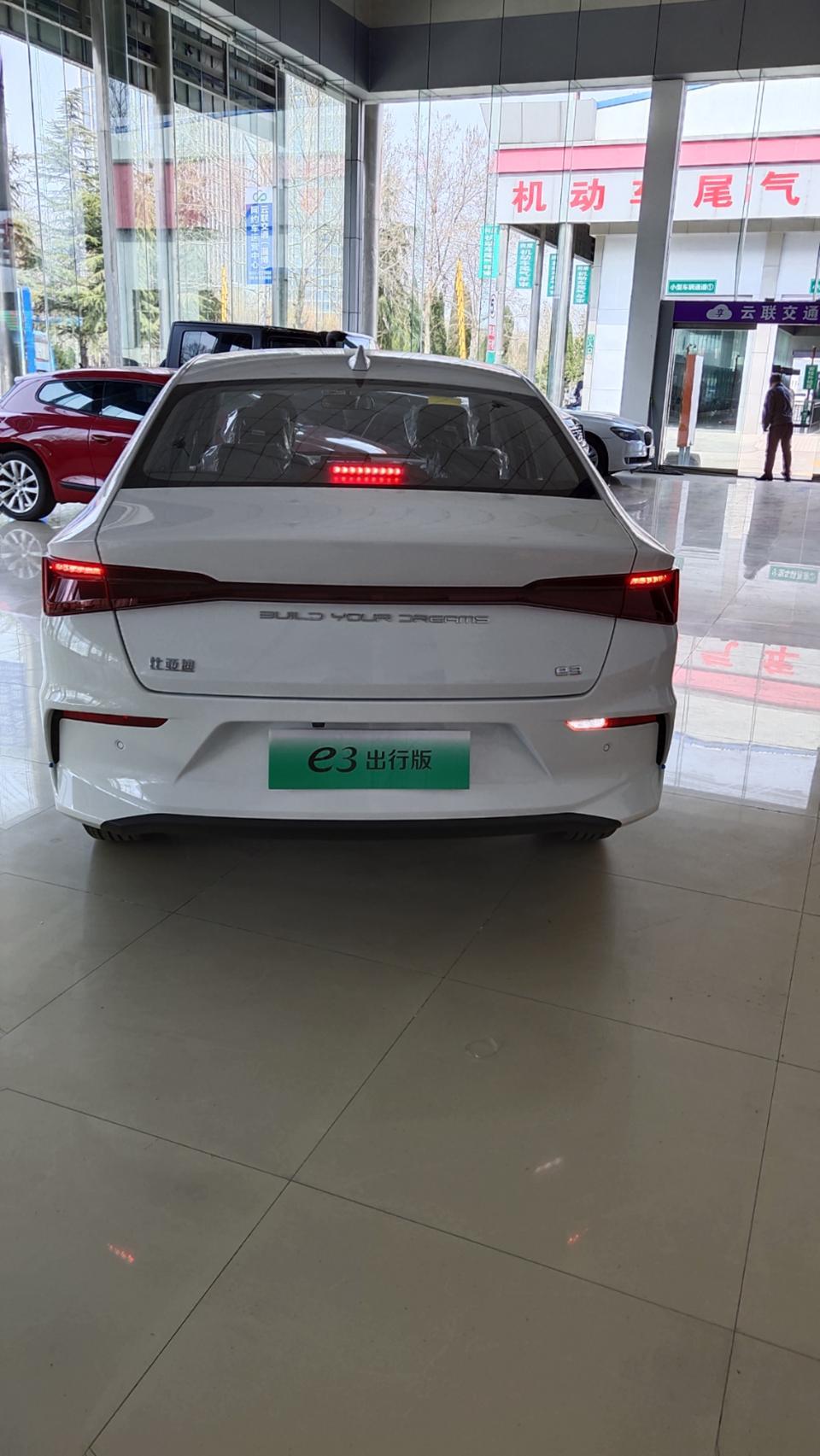 比亚迪e3网约版跟正常的版本有什么区别？麻烦大神给说一下，车行说是补贴完网约版11.98万，是贵还是便宜？