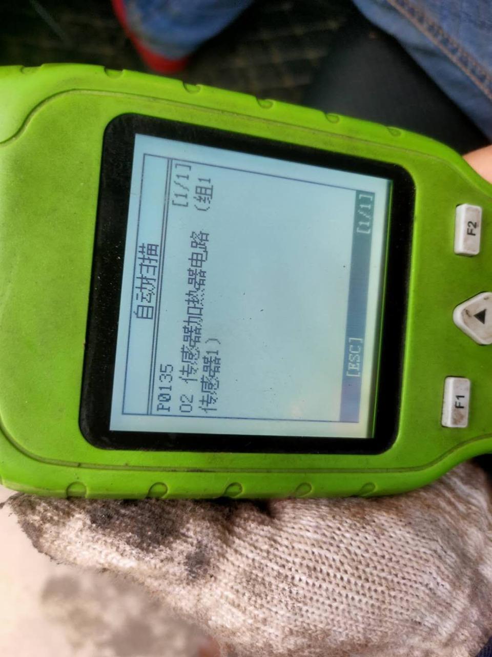 奔驰GLA200-15款时尚版，老是报发动机故障灯，查了是前氧传感器故障，前前后后换了3个原厂氧传感器了，一直加的都是中石化的95＃号油，每次换完传感器，跑了一段路，还是亮故障灯，请问大家有什么好的解决方法或者建议。