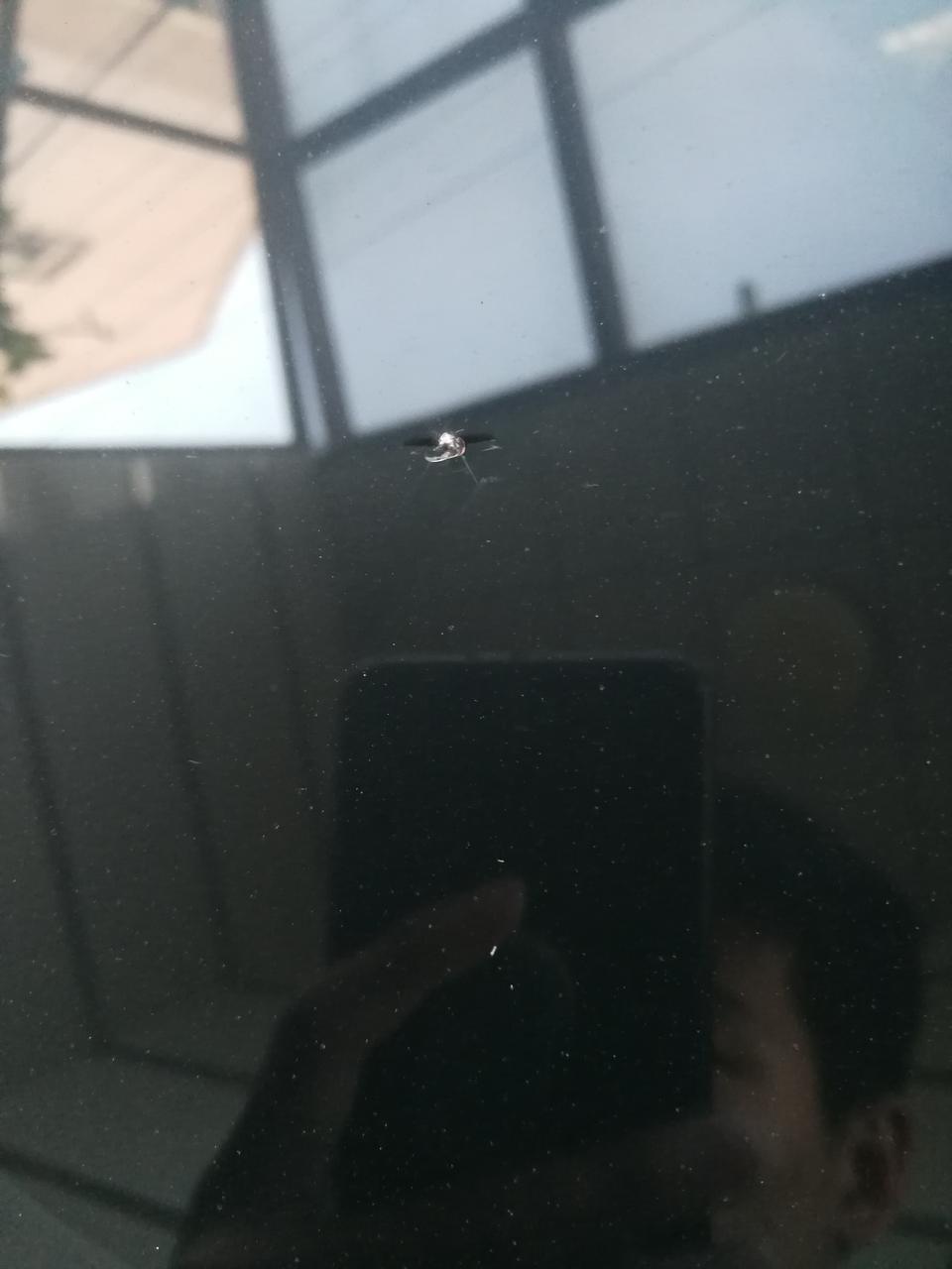 英菲尼迪qx50-前挡风被砸了个小坑能修复吗  两边黑黑的是在中间的