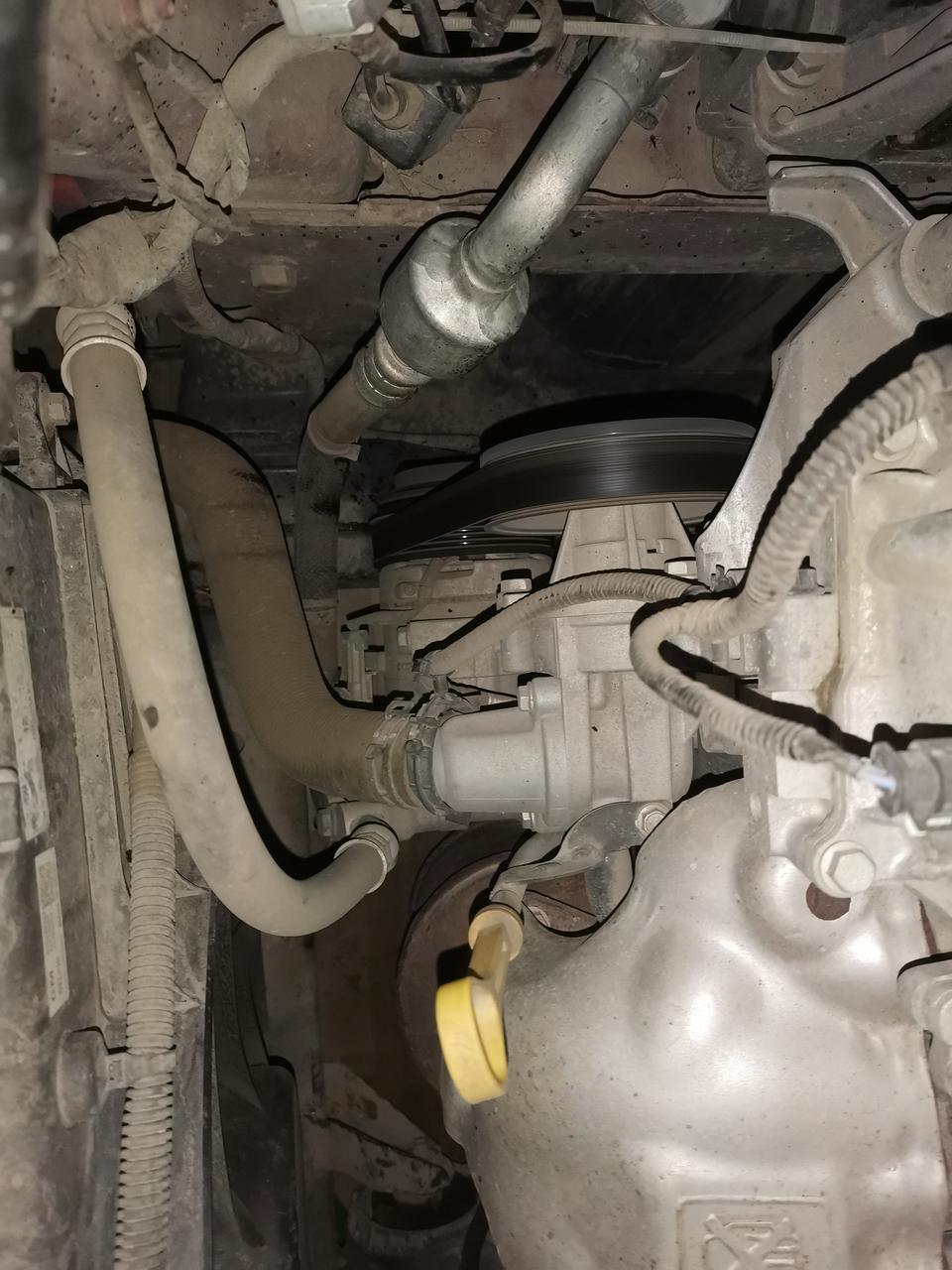 老师您好：我这个是经典款科鲁兹的车，昨天突然没有冷风，加氟后也没有冷风，压缩机处有漏油，今天早上在用车时发现，机舱温度比原来要高，闻到有烧胶的味道，问问老师这个是什么原因，