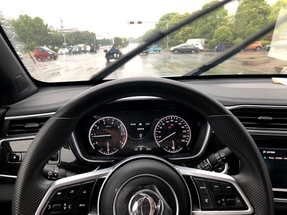 风光ix5-ix5智尚新车8号提车 这个灯一直亮是什么原因？9号去过4s店检查，加了刹车油 第二天又出现这个问题