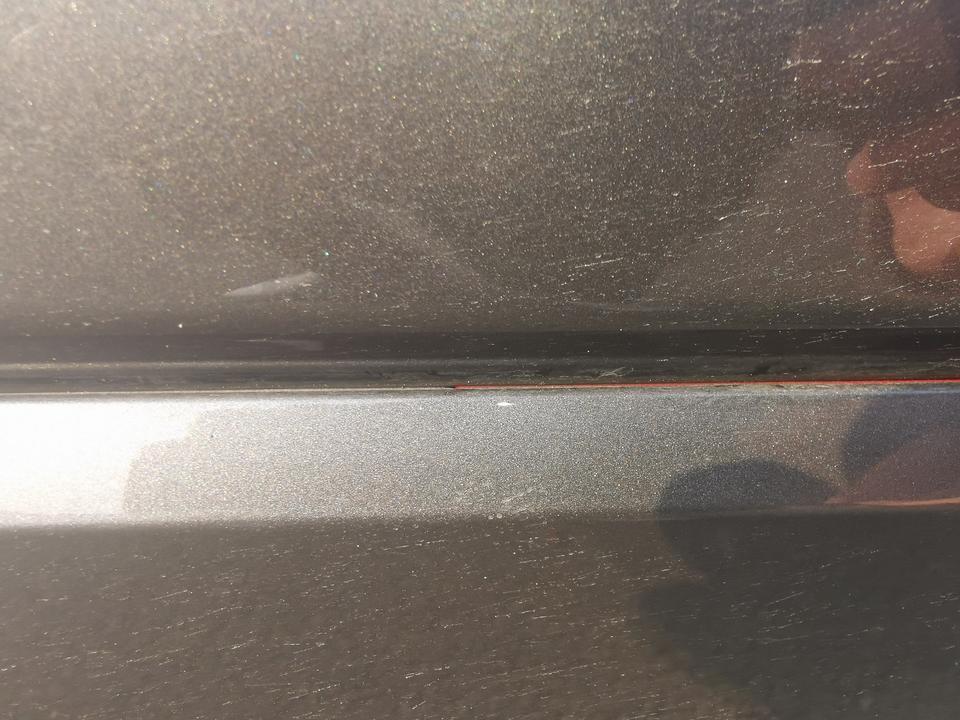 途锐-副驾门下3M胶红色面有未撕干净情况，在贴电脑裁剪的车衣时，副驾门上车衣在后视镜边缘有少许（约0.3厘米）误差，主驾驶室后视镜边缘车衣完全贴合，9月出厂的车，10月30日检验检疫单，11月25日的到店PDI检测单，12月15日买的车，未见有螺丝动过痕迹，及车漆意外情况，这是原厂装配问题还是后期可能4S店动的手脚？