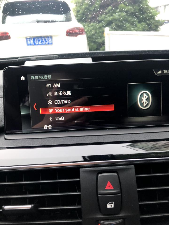 宝马3系gt-蓝牙连上了，没显示。倒是可以接电话，无法听音乐。车刚到手什么都可以。加了装潢后，加了行车记录仪就不能听音乐只能接电话了…什么鬼