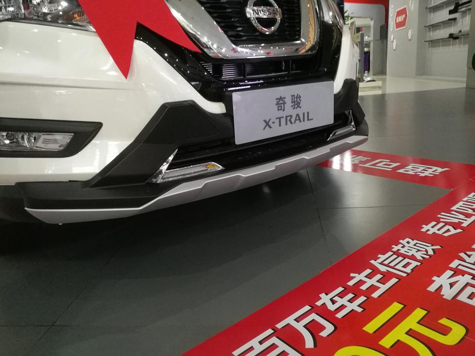 奇骏-今天再去店里谈，18.8做不下来，之前说18.8的三者险只有50万，18.9也不行，最终贷款19万整，三者险升到100万，送行李架，侧踏板，脚垫，全车膜(不在店里贴，指定地方贴)，行车记录仪，前后护板，五年10次基础保养(普通机油)。就这些，送了拉杆箱。就这些。也不想跑了，就定了。不知道咋样
