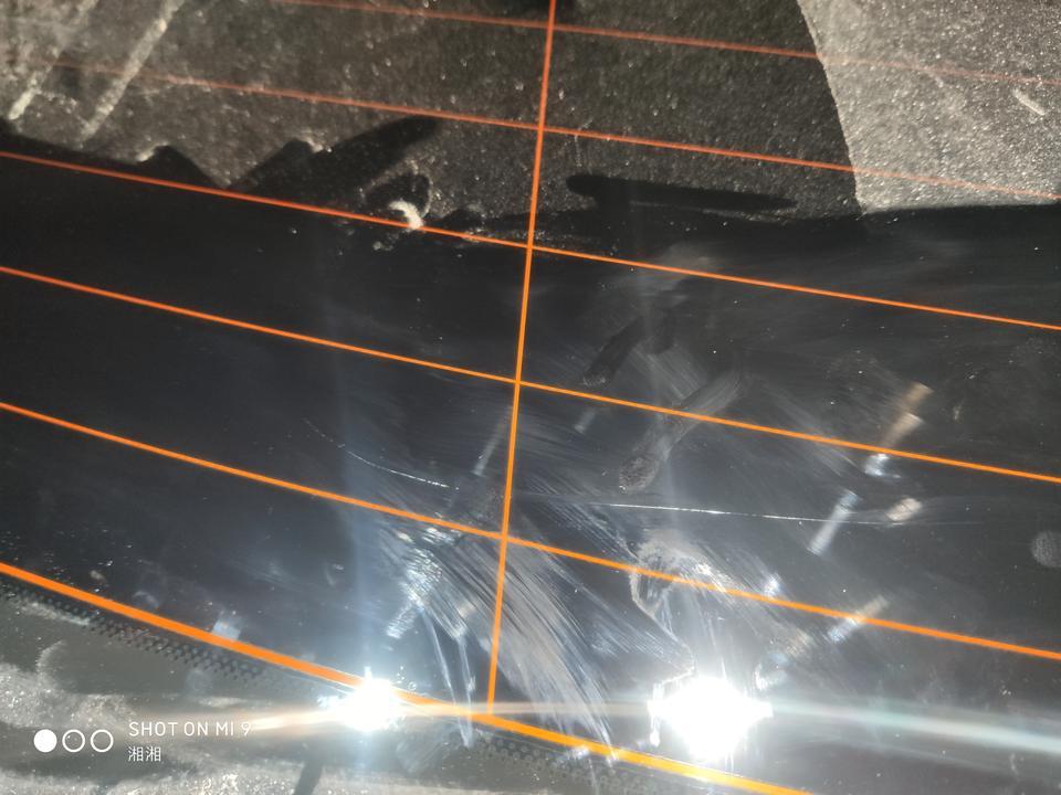 标致4008-前几天刚提的，牌照还没上，发现后窗玻璃有裂痕，接车的时候没有检查(新车以为没问题)，不是外力所制。想问一下我这个是个例还是有其他车友也出现这个问题，我现在该怎么办