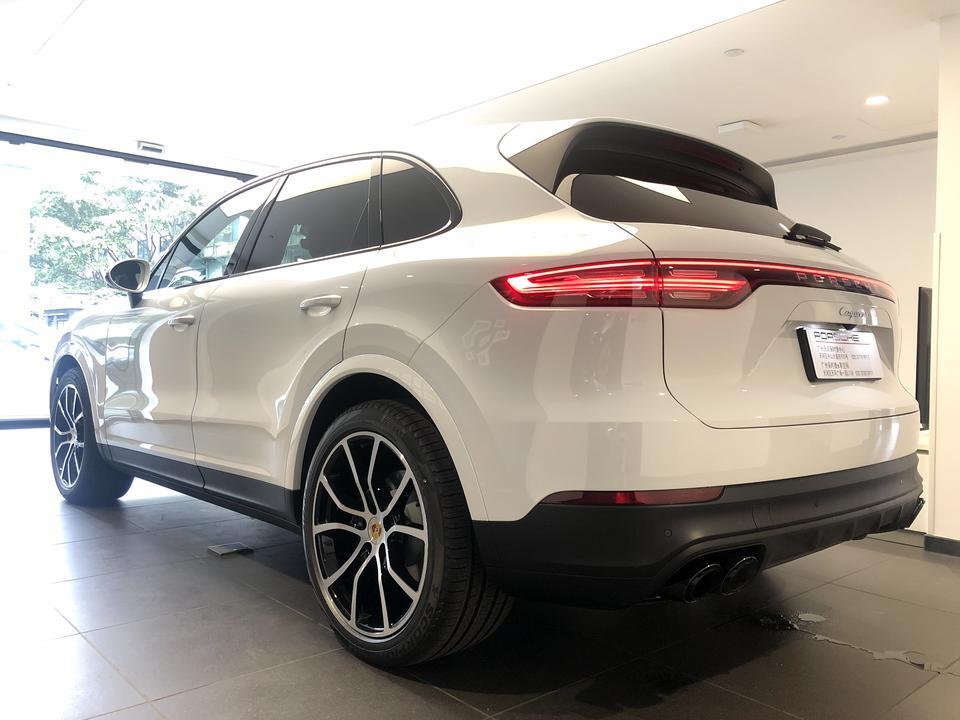 cayenne-2019款卡宴3.0T 发动机异响及刹车异响

2019款卡宴3.0T版本，现在跑了1万公里了 18年底提的车，现在一直解决不了的两个问题
1. 低速轻给刹车至完全停止会听到驾驶室左前方有卡啦卡啦的声音，声音还是比较大的。去4s两次，技术人员给出的答案是刹车片与刹车盘有一点点不吻合导致，我这个是普通的刹车，按理来说不吻合刹车异响应该是尖锐的，而我这个是感觉链条卡啦卡啦的声音？不知道各位有这个问题吗？至今仍未解决。  
2. 换挡顿挫与异响 ，已经升级过变速箱程序了，驾驶过程中如果油门给的比