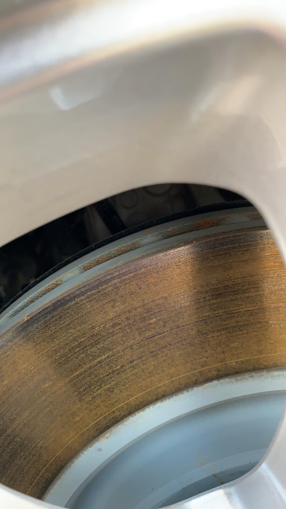 自由光刹车片这样生锈正常吗？中间都生锈，新车