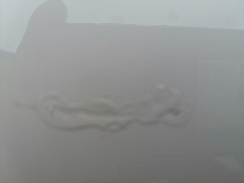 昨天在西安跃骏明光路提了一辆宝骏510回家发现隐形盖上有划痕我该怎么办