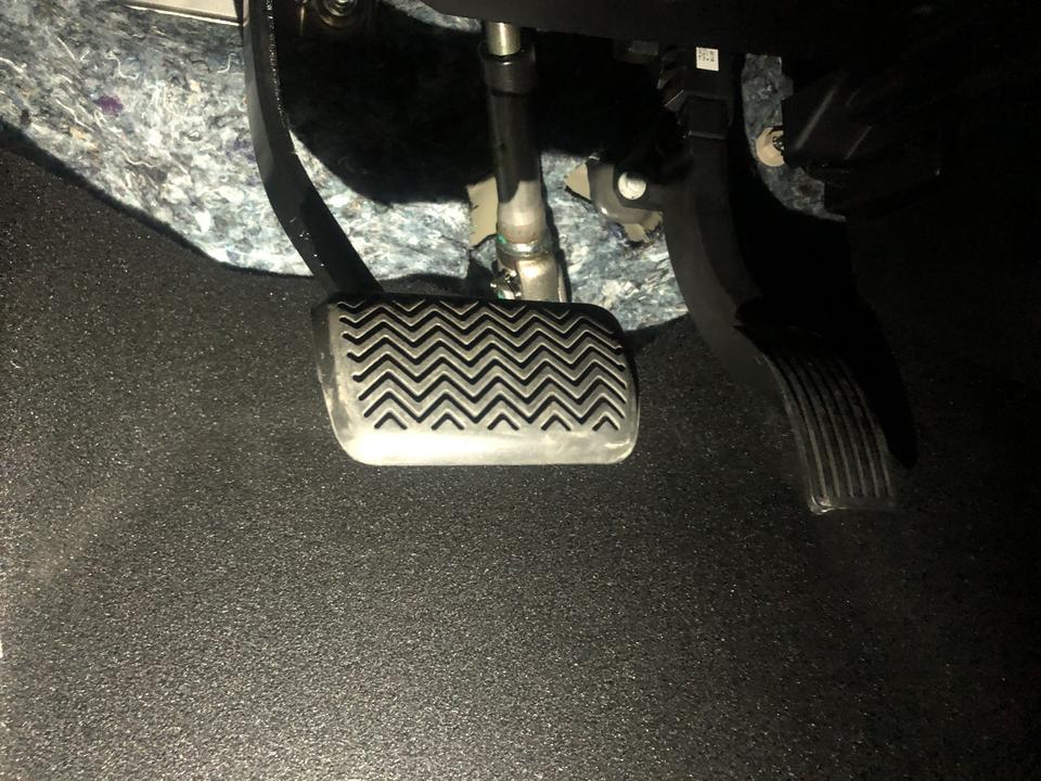 秦pro dm-驾驶位的隔音棉都露了出来，其他车友也是这样的吗？买的脚垫也是遮不住那么里面的
