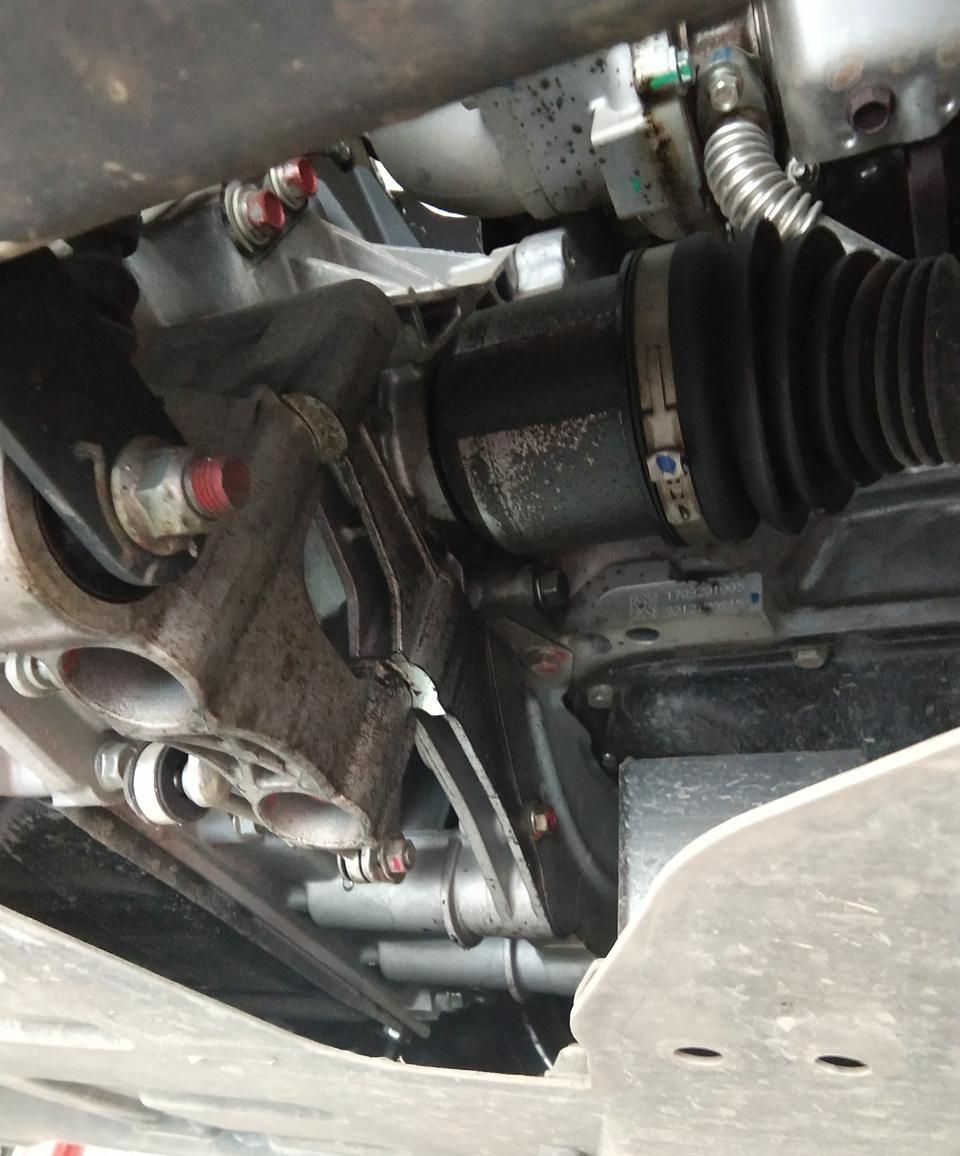 东南dx3-17年11月底提的车，到现在36000千公里，发现油封漏油（不知道是曲轴还是半轴油封），找4S店质保，4S店却说没在店里保养不予质保。说找不到保养记录。这种情况怎么办？