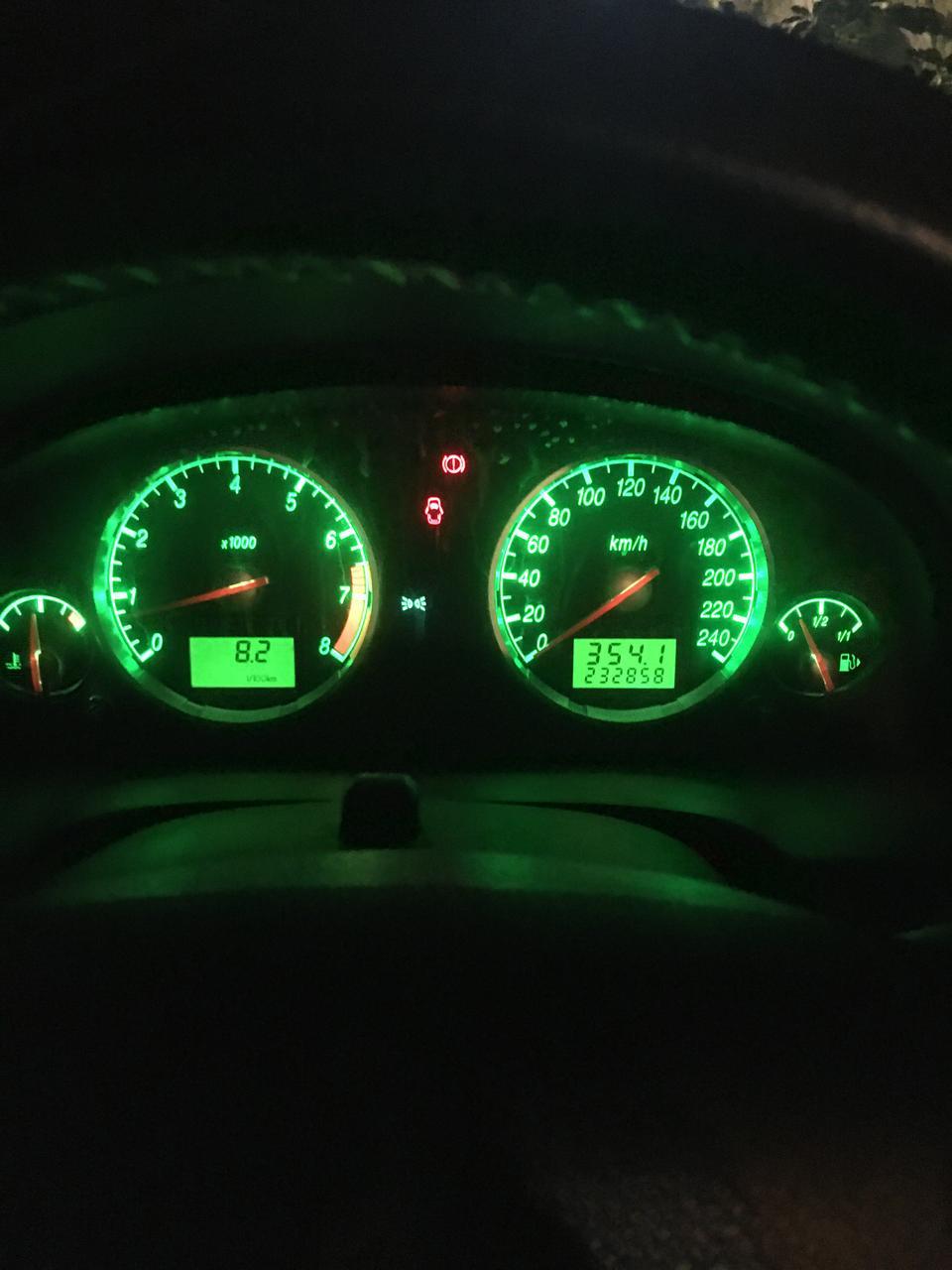 04年老蒙迪欧换了仪表盘的灯换成LED的灯泡，现在感觉时速转速指针很暗，是什么缘故？有没有懂的人请教一下？谢谢