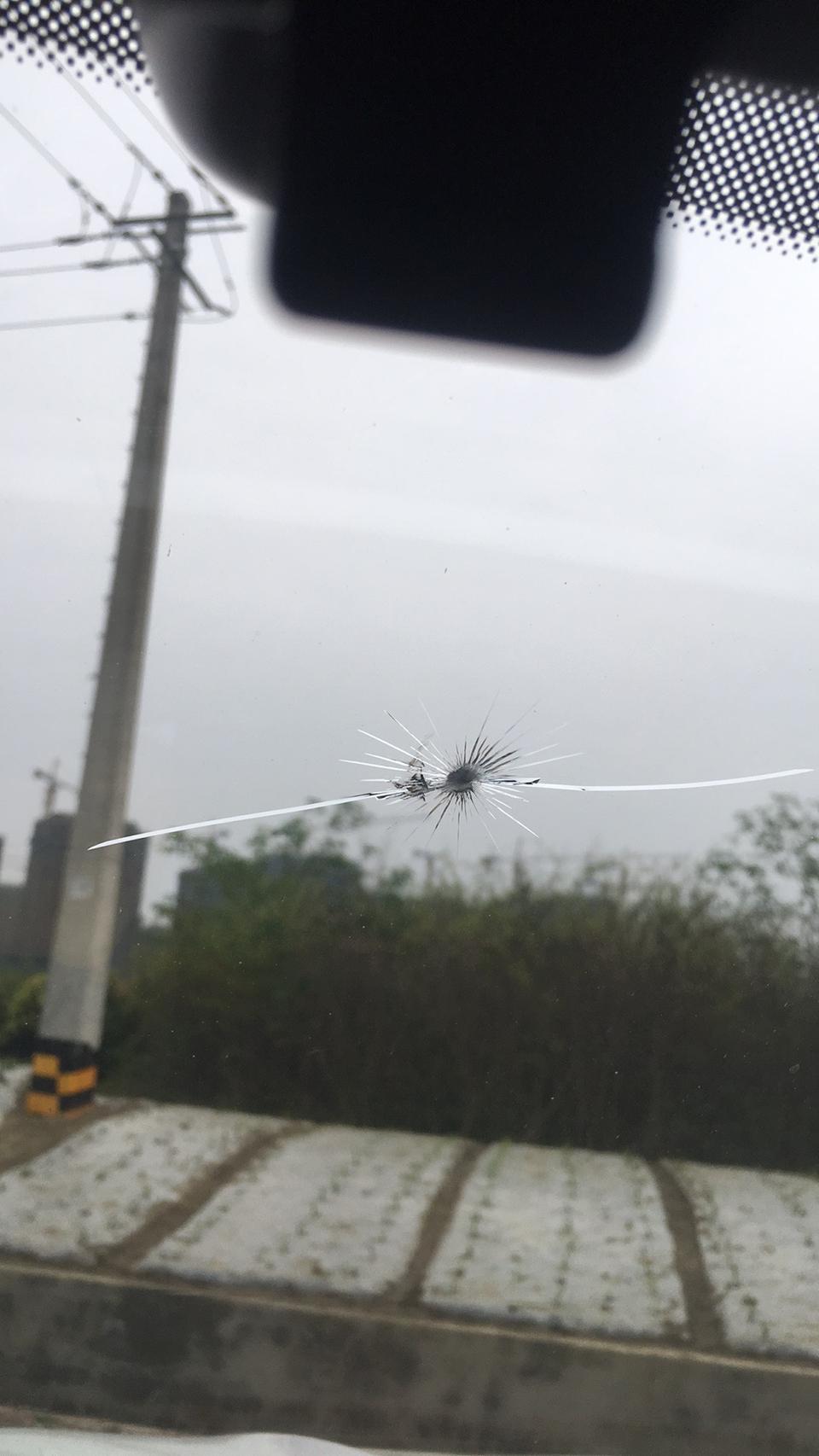 中华v3-有没得车友换过前档玻璃的  说一下 大概多少钱  我的前档玻璃在路上被一颗小石子打了个裂痕出来  想换了