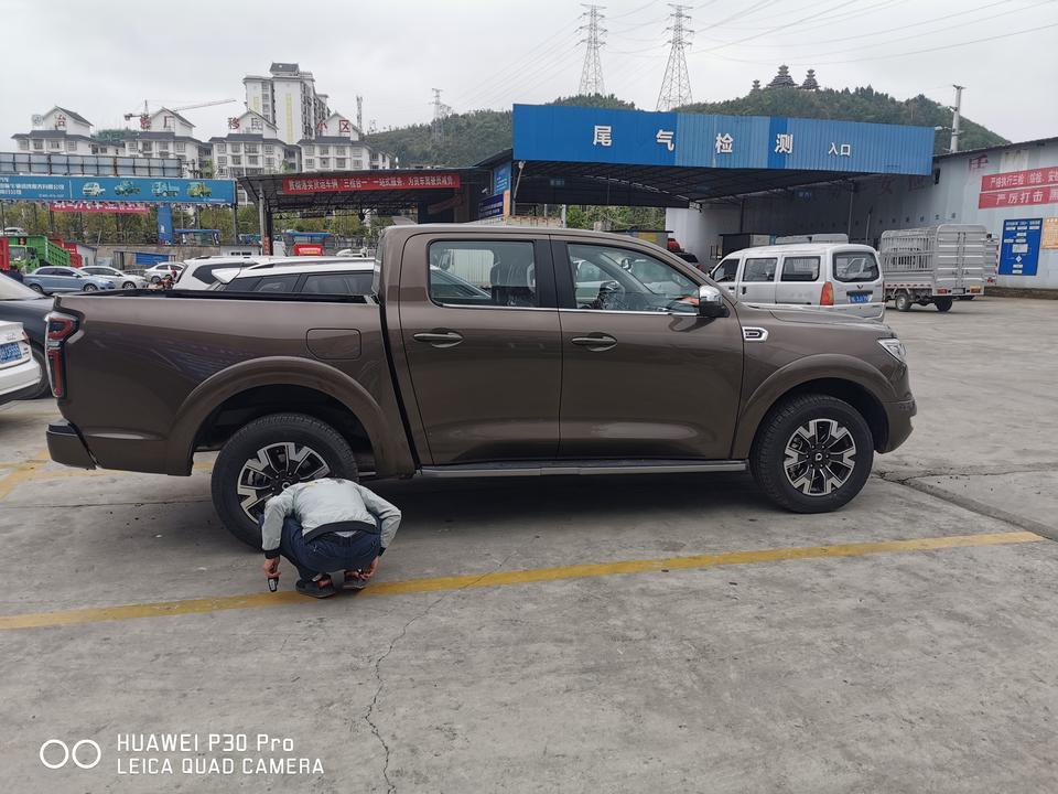 炮运动版360影像有没有开关？行车中可以打开吗？车身大了过窄路不好过啊！晚上倒车灯也不够亮