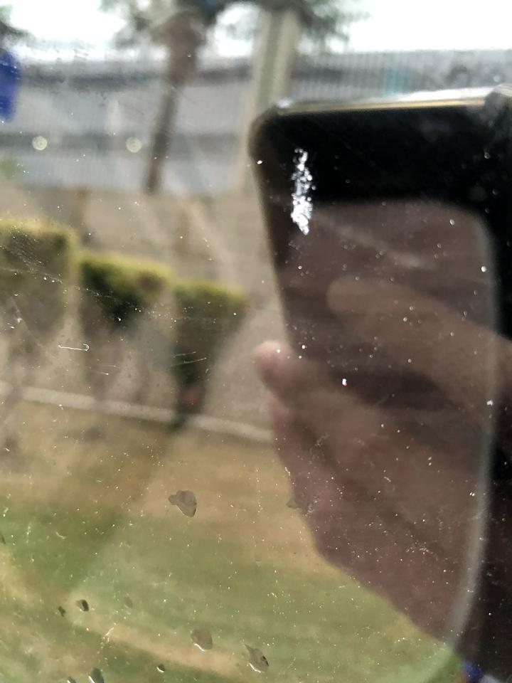 劲客-副驾驶后座侧门玻璃给割草的人用割草机弹到刮花了？有什么办法修理呢？中牙膏木有用？还有其他办法嘛？