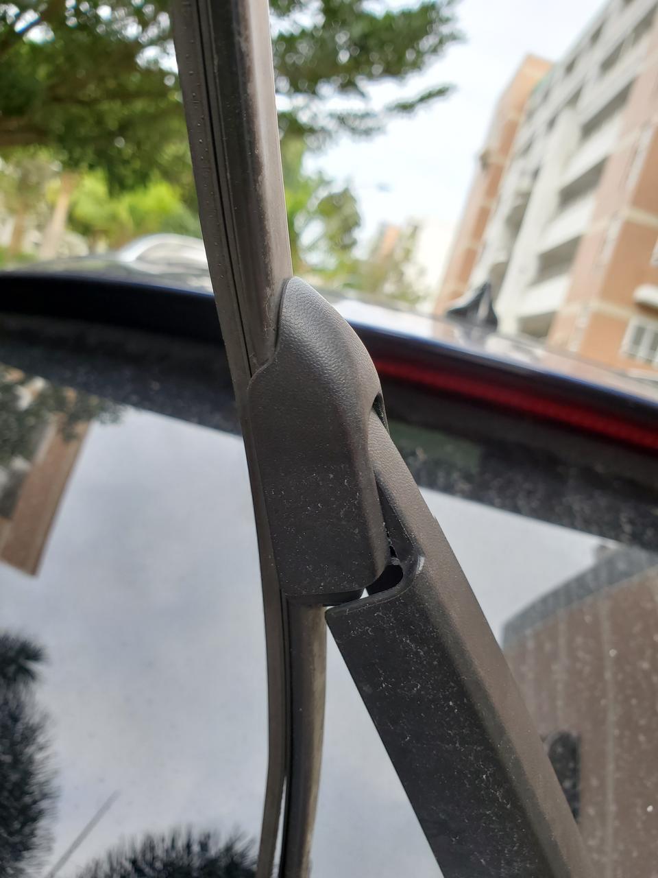 Stelvio后雨刮这么换，就是说旧的后雨刮怎么拆下来我搞了半天也就撬开了个盖子