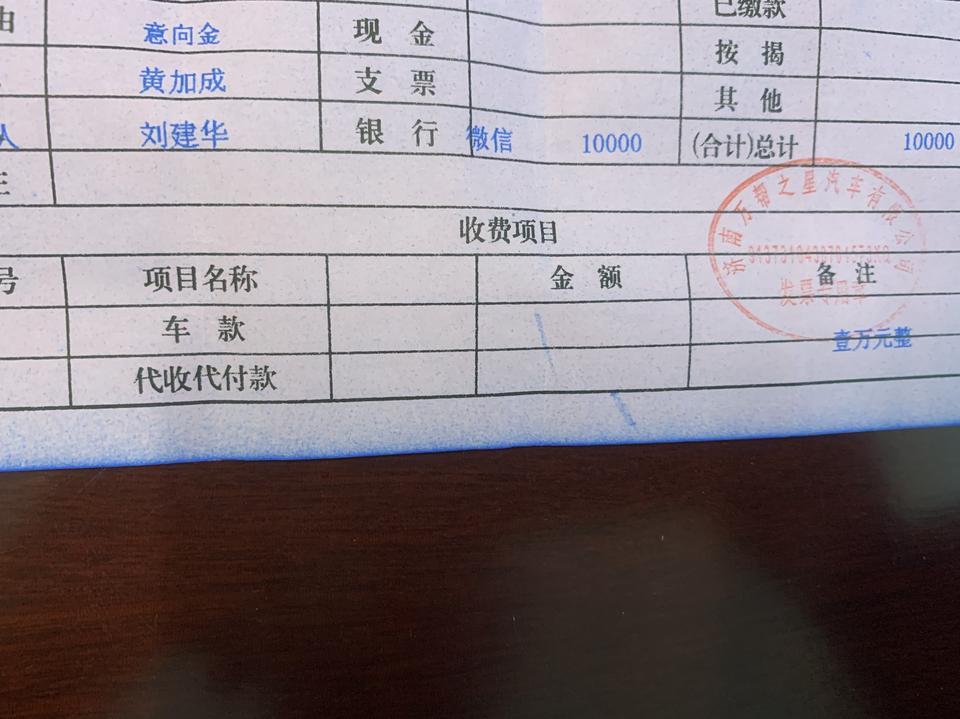 奔驰a级amg-A35订车了 优惠收回不少。坐标济南，清明假期最后一天下午去订了车，选配山灰色外观、熏黑轮毂、柏林之声音响和智能手机互联，总价411400，因为不是订的现车，优惠只有2.5w，但是这个优惠是最低保障，到排产交定金的时候可以再谈优惠。现车优惠的多，但是要么没合适的颜色要么没想要的配置，先行版也不感冒，就交了1w意向金排队吧。其他城市的行情怎么样各位大佬分享一下