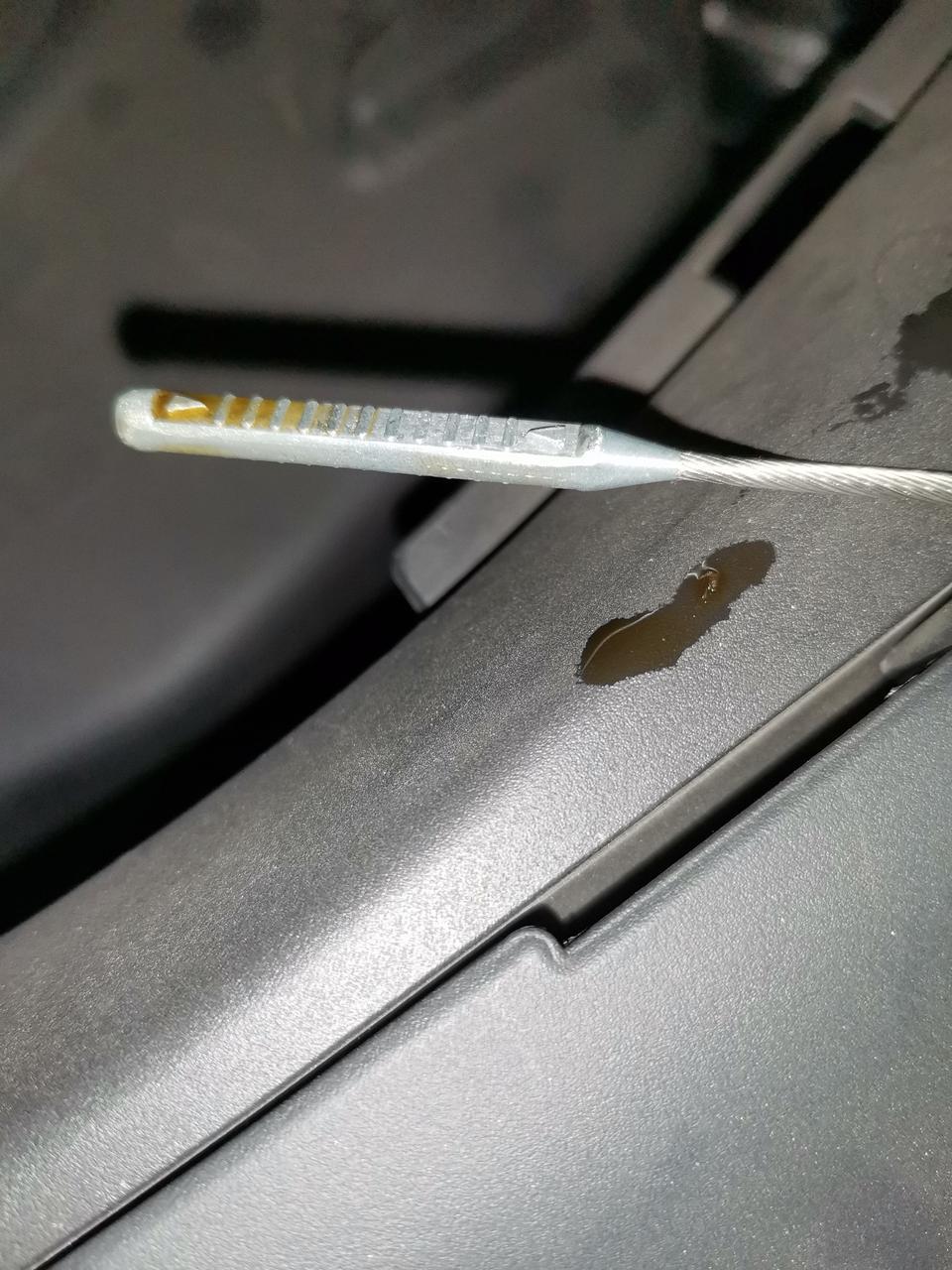 捷途x95-昨天启动机油表亮黄灯了，机油标尺显示在中位，有没有大神分析分析是怎么回事？
