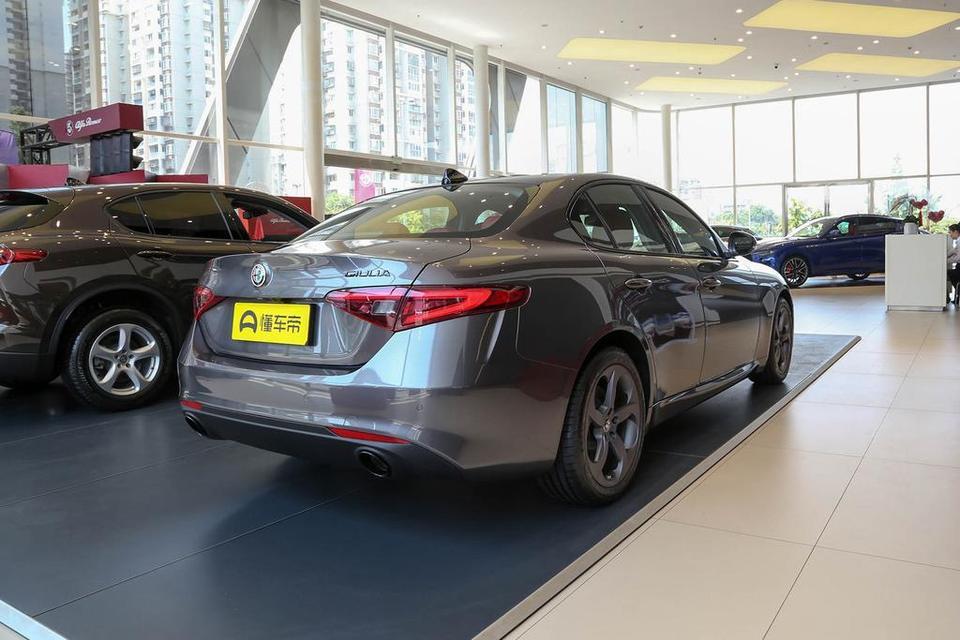 giulia-2020款豪华版或者赛道限量版，可以自主要求加装Black Package套件吗？加装的话大概什么价格？