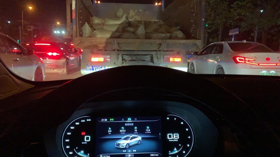 荣威i5-液晶仪表盘突然不亮了，什么情况？
上个月已经售后一次了，才一个月又黑屏了？？
什么情况啊？高速上突然黑屏，吓死人了，能正常行驶，就是仪表盘黑屏了
熄火再开，各种捣鼓都不行！求助！