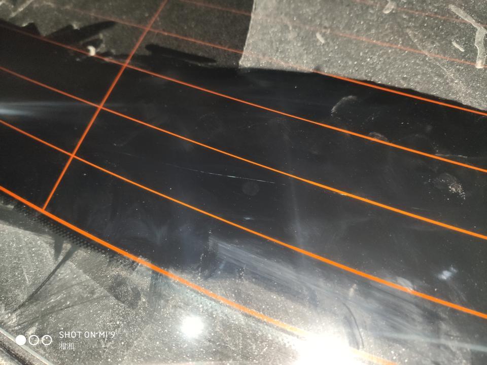 标致4008-前几天刚提的，牌照还没上，发现后窗玻璃有裂痕，接车的时候没有检查(新车以为没问题)，不是外力所制。想问一下我这个是个例还是有其他车友也出现这个问题，我现在该怎么办