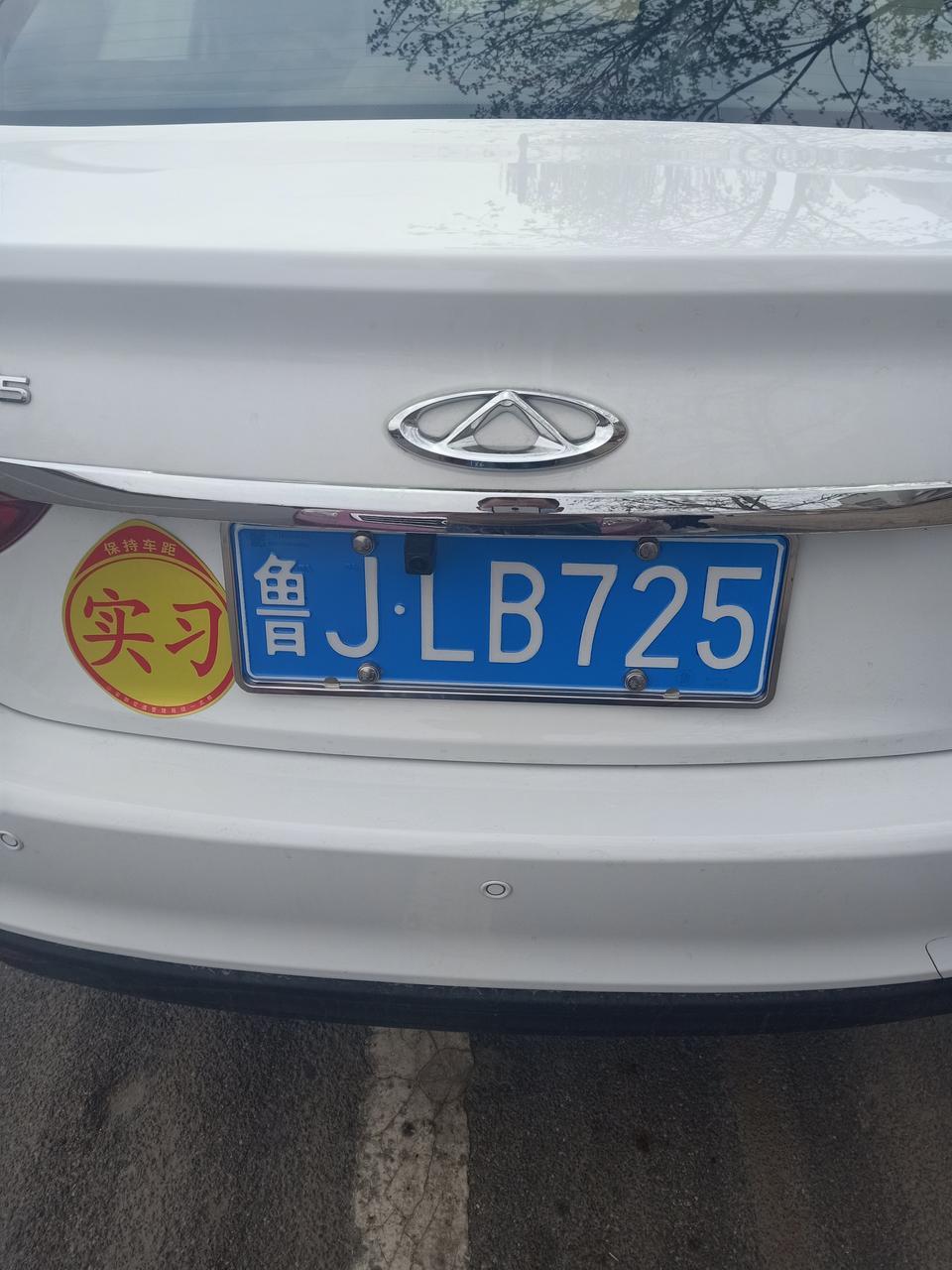 艾瑞泽5-前几天入手了一台艾五，指导价6.49万，最后谈到裸车5.8万，说是艾5pro特供版，可是网上没有这一版，配置上也就比青春版多了个行车记录仪，疲劳驾驶提醒，这是怎么回事？后摄像头突出很多，是不是后加装的？有大神能帮忙解惑吗？还有为什么手机充电是在副驾驶储物盒里的两条数据线呢？