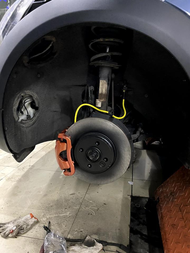 Mini r56 Cooper 
jcw 的卡钳能直上原装刹车碟盘吗？