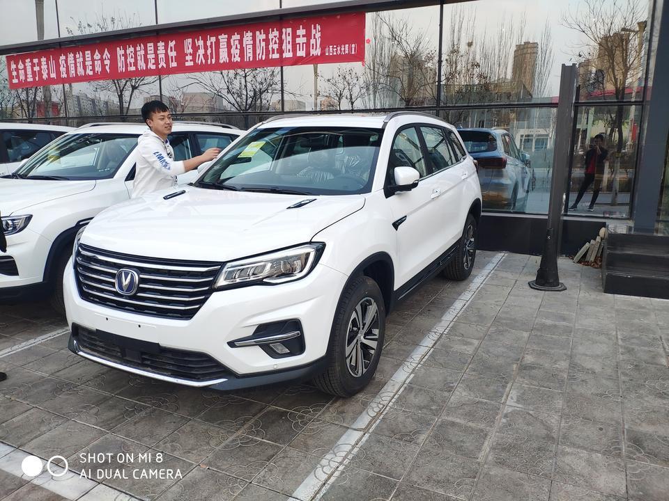 长安cs75-20手动精智75，  请问行驶途中红绿灯停车，再起步时踩下离合刹车，挂一档，离合刹车都没松转速升高大概200转正常吗？回空挡转速又自己降低！