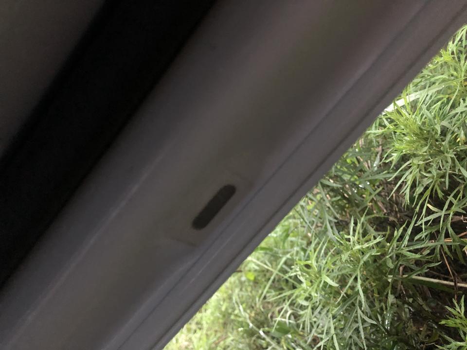 荣威i5-这个用链条封住的是？需要撕掉吗