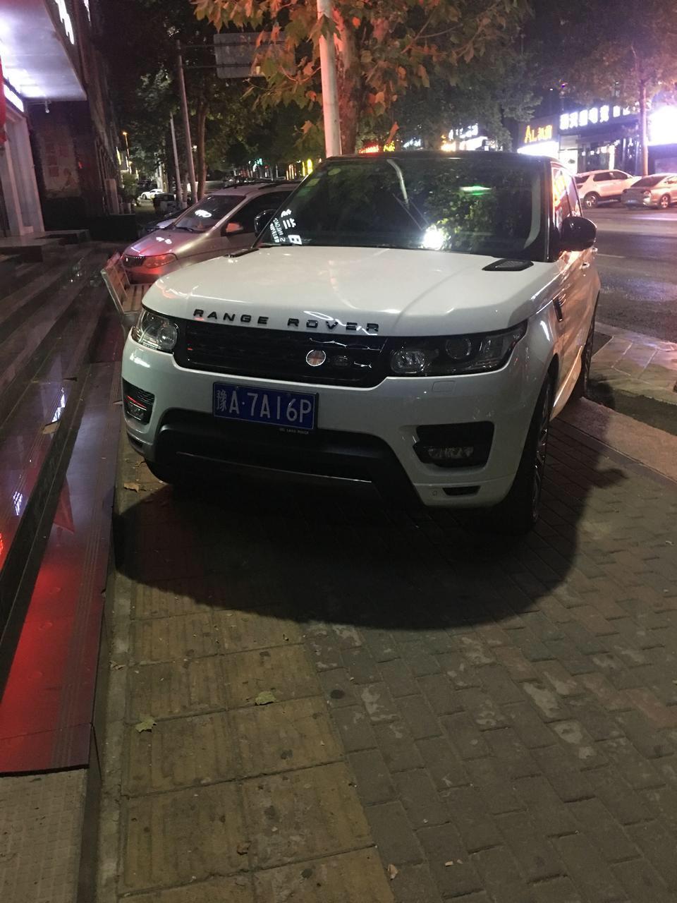 我想买这款车 好像是揽胜运动版 我想问这是哪一年的款 新款白色黑顶和这个一样嘛 就喜欢这个颜值。  看图 谁知道的具体详细点