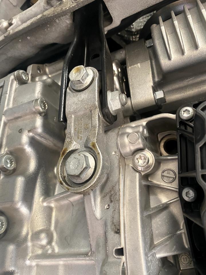 2019款奥迪S3变速箱漏油，有人遇到过吗？
素车未刷任何程序，目前11800km
3月20日换轮毂时发现底盘护板有一点油渍，拆开后发现是油液渗漏但是一眼看不到渗漏点，底盘很干净，以为是蜡之类的东西。
遂把油渍清理干净，5月1日再次检查，又是一模一样的景象，一个月漏这么多可是不少了，应该是变速箱漏了。
明天打算去4s店了。有朋友有类似经验吗？