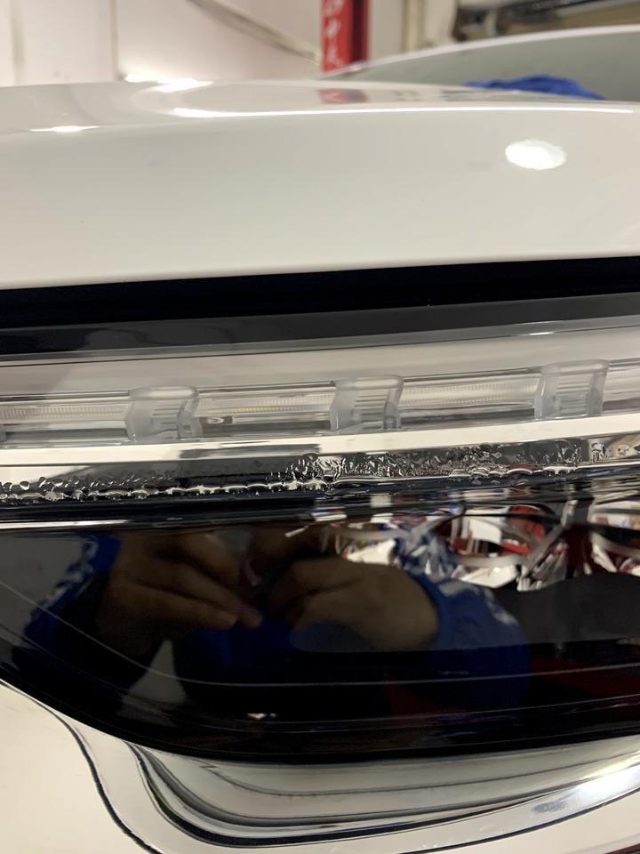 大指挥官-刚买的新车才两天，今天洗车之后两个大灯进水。4S店说是正常现象，还有哪位遇到过这样的问题吗？