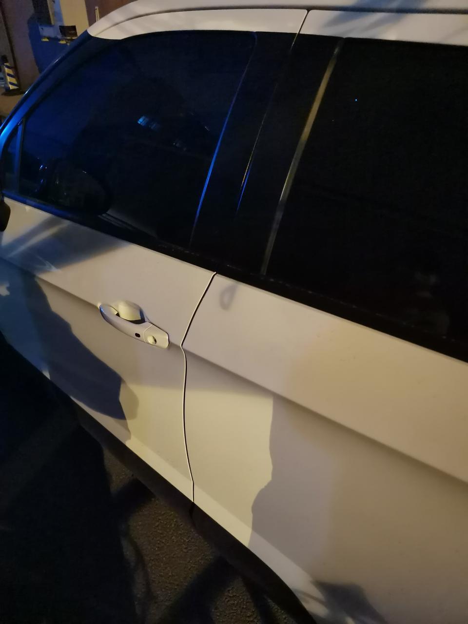 中华v3,夜里车漆有一块变黑了，但是在闪光灯底下还看不出有黑的地方，这能是什么原因造成的，能复原吗