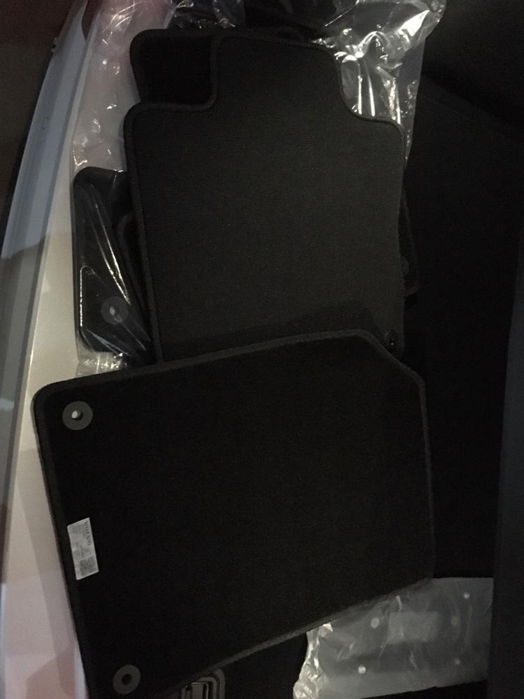沃尔沃xc60-今天提车xc60，不懂车，是直接用后备箱里送的脚垫还是买个全包的好？另外，车锁了以后中间闪烁的红灯是啥情况呢？谢谢圈里车友啦?