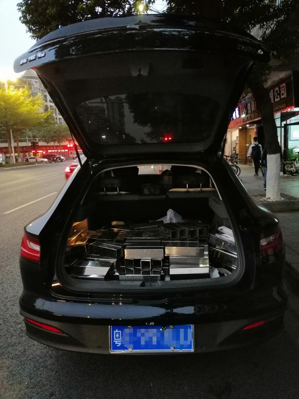 新宝骏RC-6这车，驾驶员在车内怎样开后尾箱