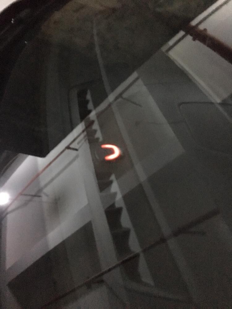 沃尔沃xc60-今天提车xc60，不懂车，是直接用后备箱里送的脚垫还是买个全包的好？另外，车锁了以后中间闪烁的红灯是啥情况呢？谢谢圈里车友啦?