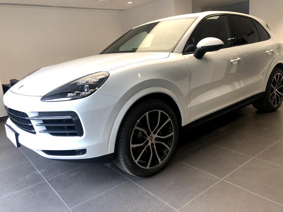 cayenne-2019款卡宴3.0T 发动机异响及刹车异响

2019款卡宴3.0T版本，现在跑了1万公里了 18年底提的车，现在一直解决不了的两个问题
1. 低速轻给刹车至完全停止会听到驾驶室左前方有卡啦卡啦的声音，声音还是比较大的。去4s两次，技术人员给出的答案是刹车片与刹车盘有一点点不吻合导致，我这个是普通的刹车，按理来说不吻合刹车异响应该是尖锐的，而我这个是感觉链条卡啦卡啦的声音？不知道各位有这个问题吗？至今仍未解决。  
2. 换挡顿挫与异响 ，已经升级过变速箱程序了，驾驶过程中如果油门给的比