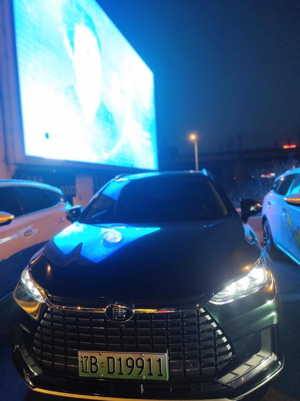 比亚迪将在挪威销售比亚迪唐EV600#一个只有500万人的北欧小国，电动车普及率却是全世界第一，说的就是挪威。从欧洲各国宣布禁售燃油车的期限来看，挪威无疑最激进，定在了2025年。而最近比亚迪汽车则是瞄准了挪威的市场，据外媒消息，比亚迪加快了进入欧洲乘用车市场的计划，或将于今年晚些时候正式在挪威推出唐EV600。国内电动车生产企业里，最大自有电池装机量的毫无疑问就是比亚迪。目前比亚迪已经在包括英国等欧洲多个国家销售纯电动公交和旅游大巴车，挪威则成为了比亚迪乘用车进军欧洲的第一个目标国家。对于销售前景，比亚