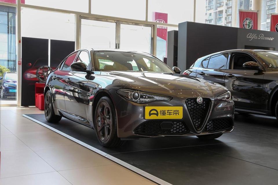 giulia-2020款豪华版或者赛道限量版，可以自主要求加装Black Package套件吗？加装的话大概什么价格？