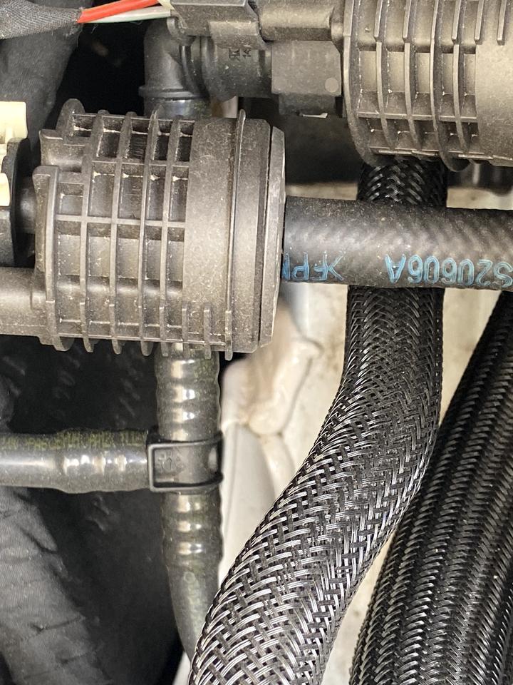 奔驰c级amg-C63新车主梁上有这种像焊接的结构，请问这是什么原因？