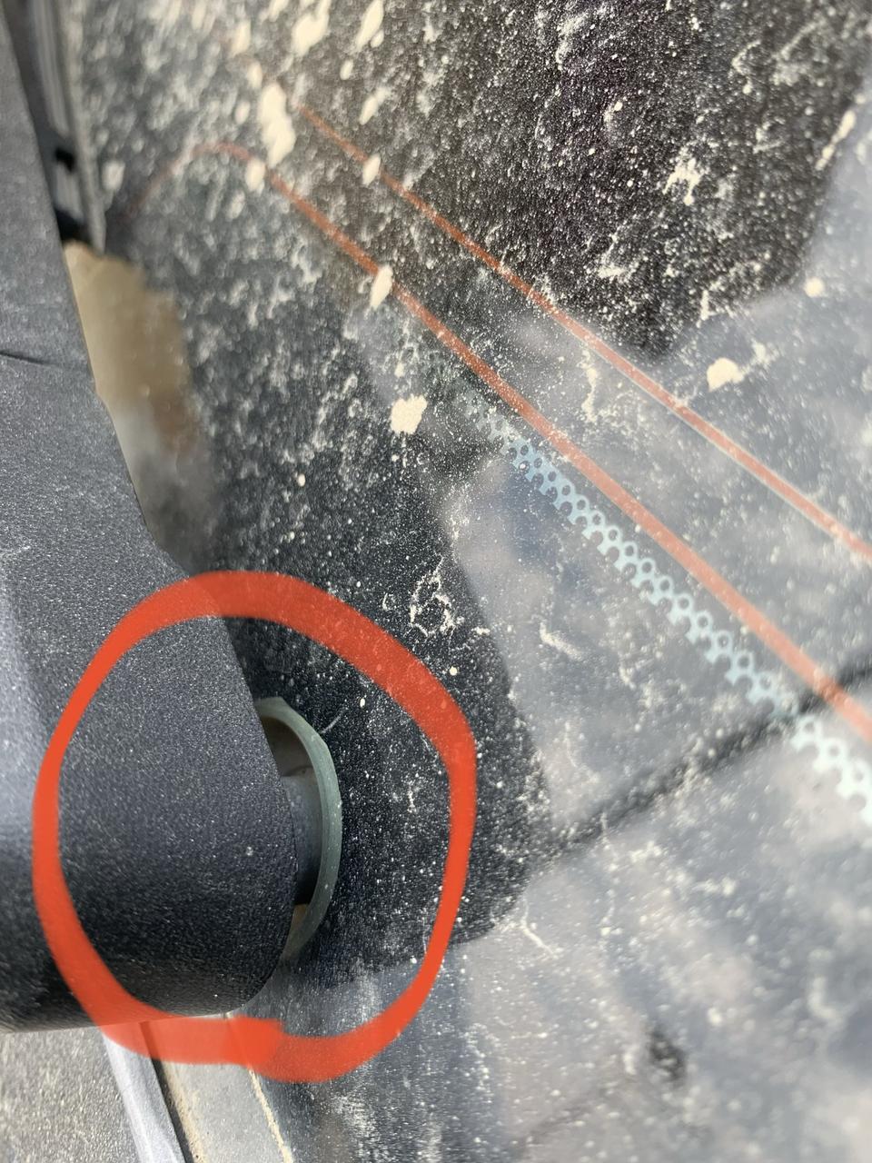 马自达cx-5-大家的后雨刮是这个样子吗？我的是不是坏了？我看了其他好多车型都有一个胶套保护的样子。这样雨水会不会直接进去掉？