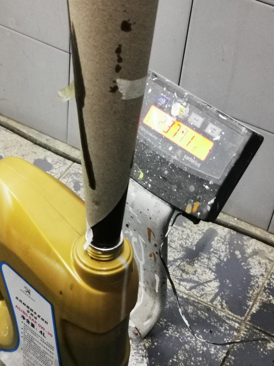 标致4008-4008GT烧机油，4儿子始终推诿扯皮，哎，这该咋办？去年4月中旬提的车，10月份发动机灯亮了，发现机油尺上一点机油都挂不上，然后联系四儿子，四儿子给加满了机油，把表清了说时速不低40再开1000公里看结果，12月满足要求去四儿子那里监测，大概是少了7000克左右吧，四儿子确定是烧机油了，需要大拆发动机，因为我这车从提车到亮故障灯也就半年，新车，心里特别膈应，挺苦恼该怎么办，然后就协商，四儿子跟我扯皮，把一切都往厂家推，我想修就修吧，买这车也没想着保值的事，这样持续了到年底，四儿子说过了年再