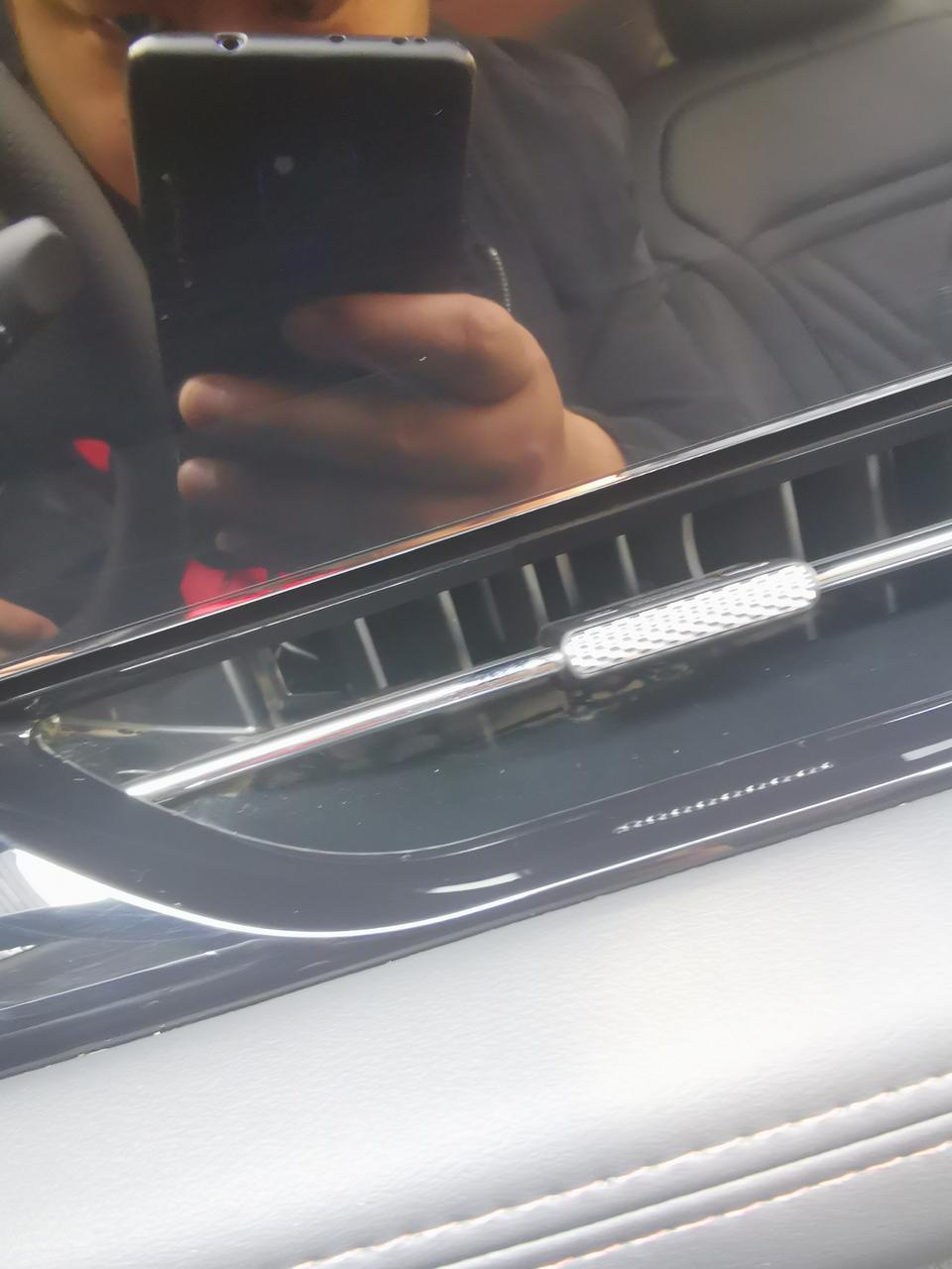 奔腾t99-刚提车一星期，牌子还没上。今天去洗车，洗车师傅跟我说所有空调出风口都有泥水印子…………我买到的是什么车
